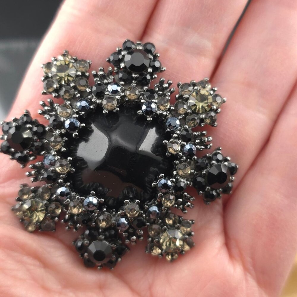 Vintage Black & Clear Rhinestone Floral Brooch 2" Diameter Pin Back - Picture 2 of 6